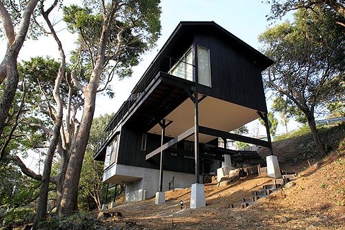 起伏のある土地に建てられた2階建ての別荘