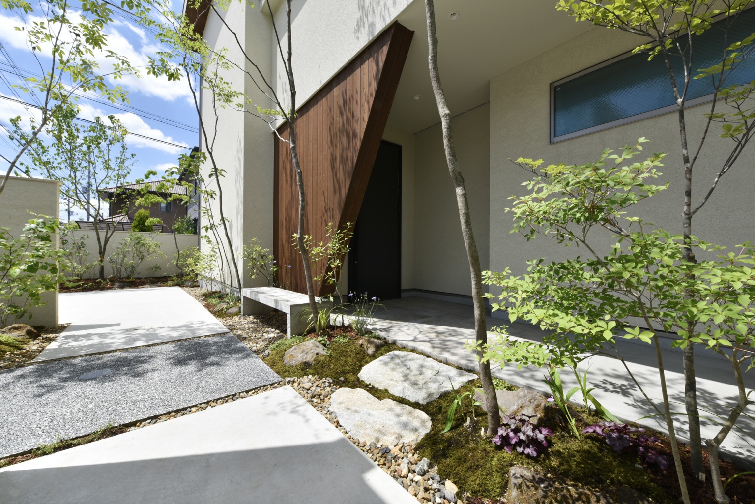 樹木の植えられた白い壁の家