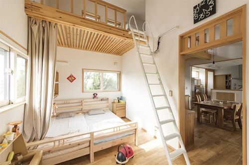 フローリングの床と二段ベッドのある子供部屋