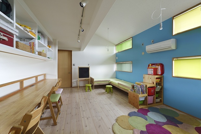 フローリングの床と木製のテーブルの子供部屋