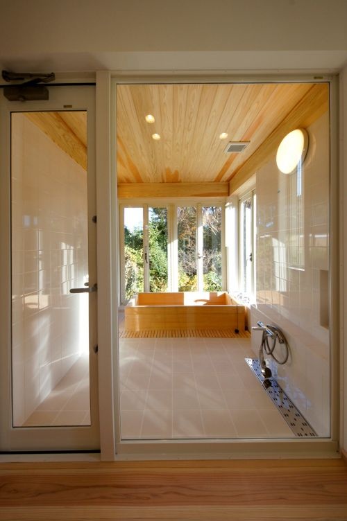 眺望の良いヒノキ風呂のある木の家