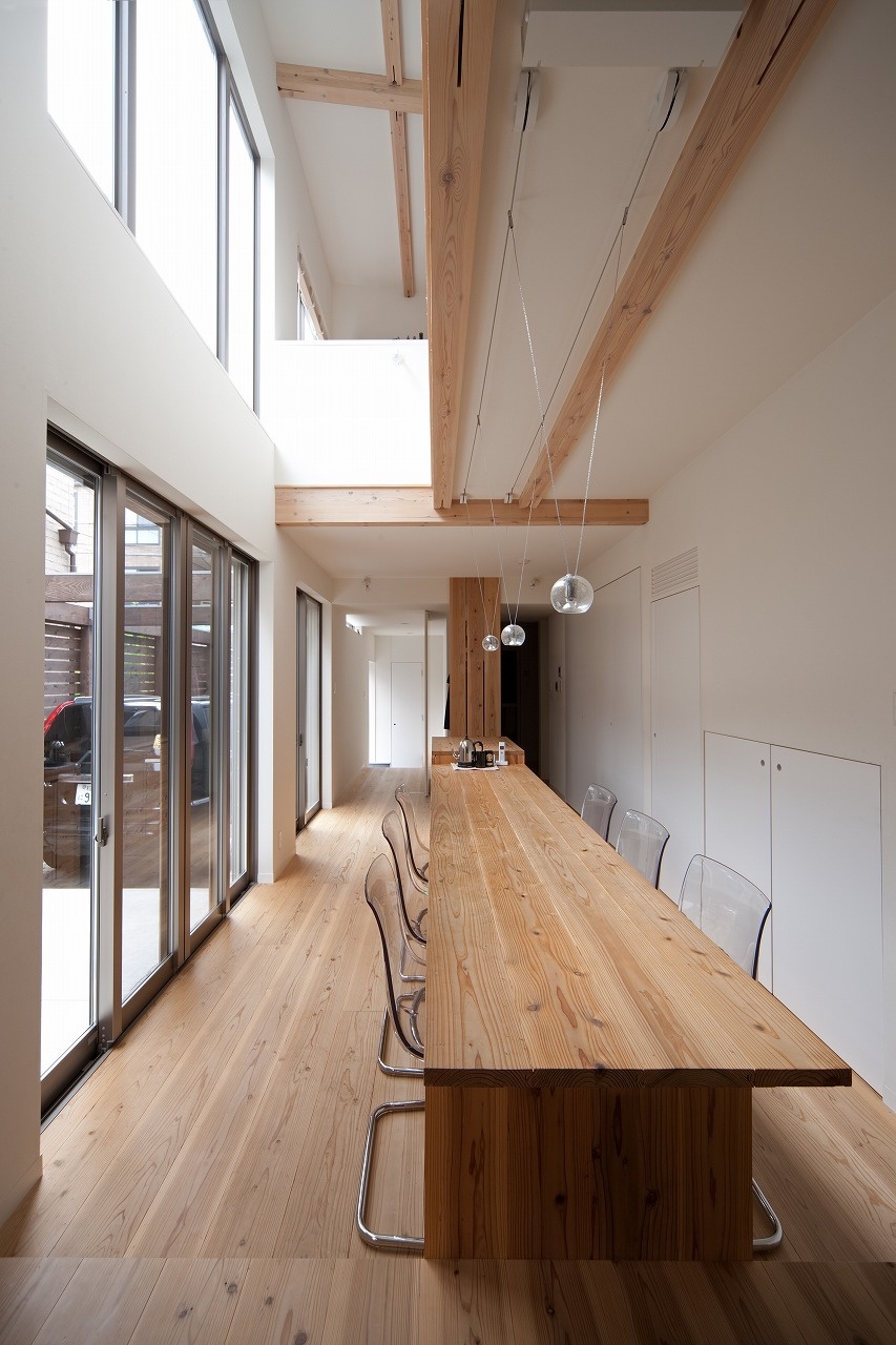木の梁・木の床・木のテーブルの木の家