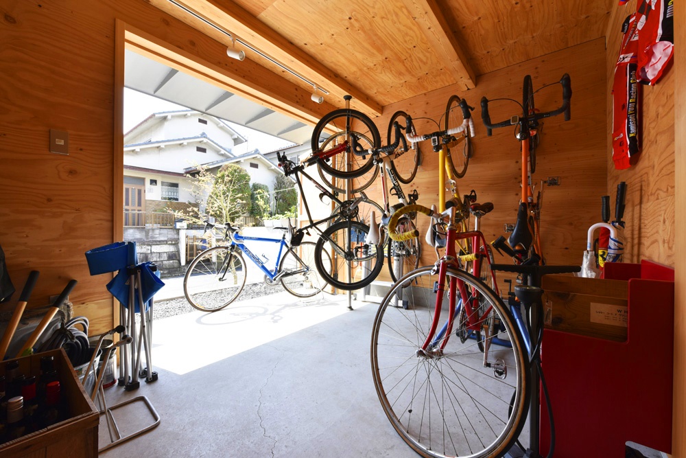 合板の自転車掛けのある木の家