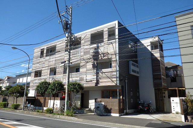 木造の3階建ての家賃貸住宅