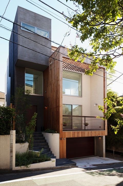 3階建ての木の質感のガレージハウス