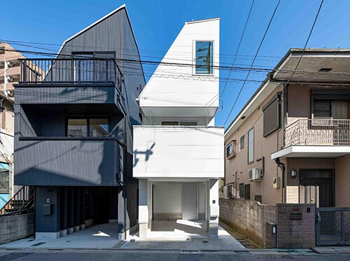 3棟の3階建ての狭小住宅