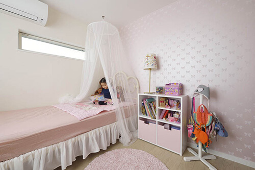 女の子らしいピンクの子供部屋
