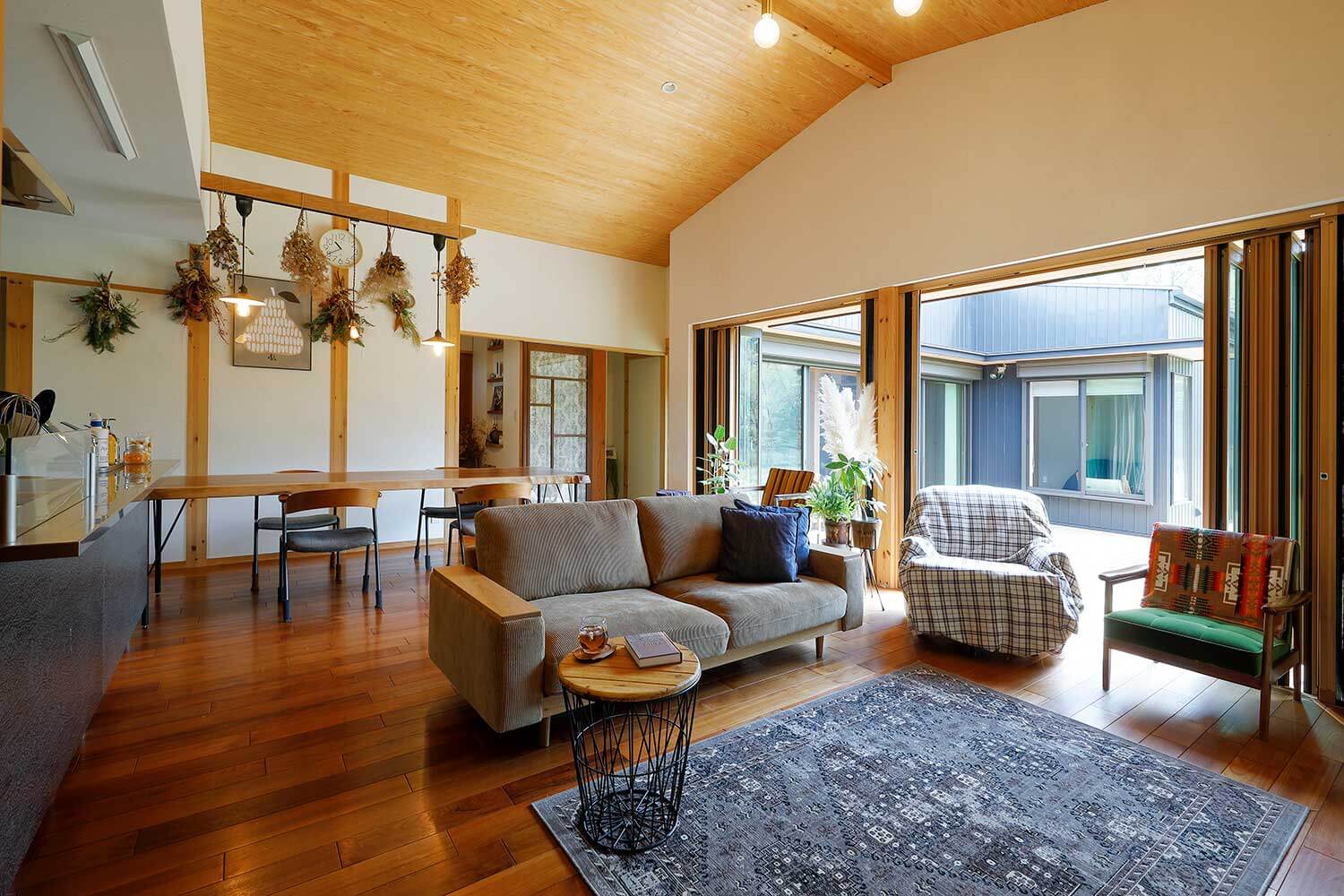 シンボルツリーを望むミニマルな回廊の家 重量木骨の家