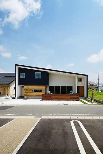 勾配が大きいの片流れ屋根の家