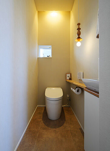 間接照明と窓のあるトイレ