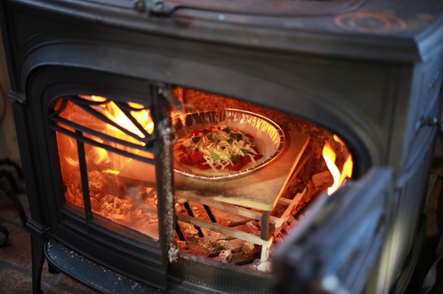 暖炉でピザを作る