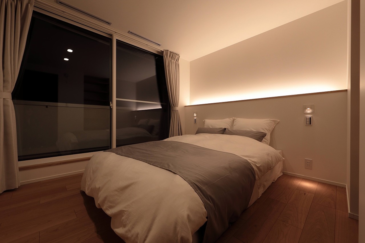 間接照明が美しいホテルライクな寝室