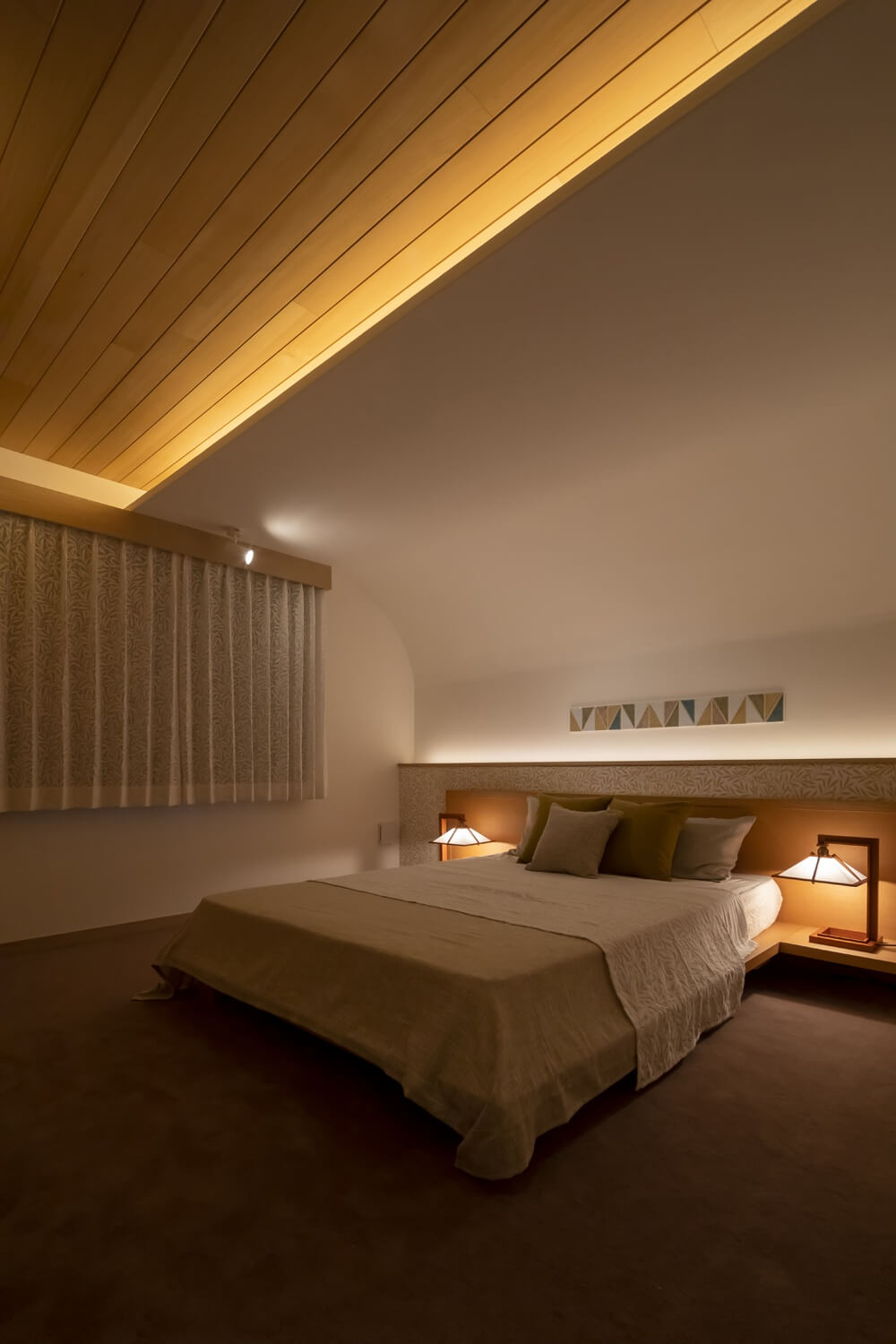 間接照明のホテルライクな寝室