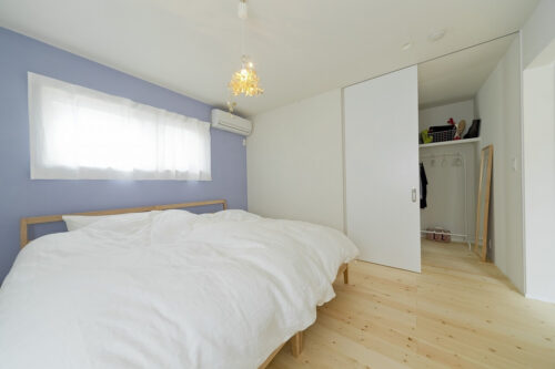 白いリネンの広いベッドのある寝室