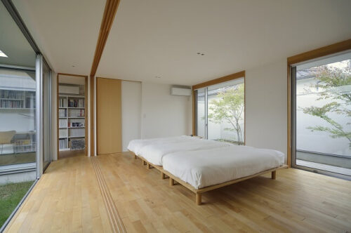開放的でシンプルな寝室