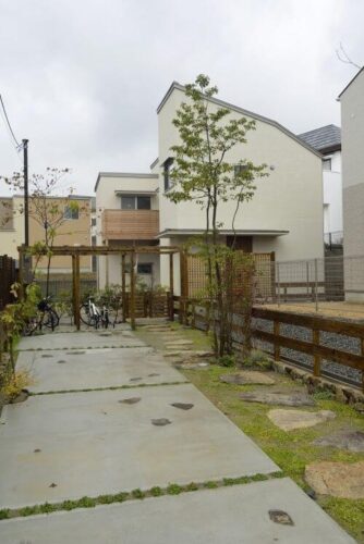 芝生のアプローチのある旗竿地の家