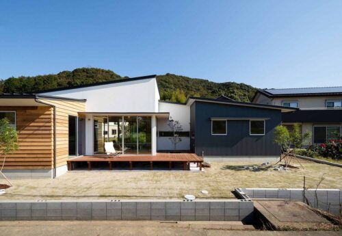 緩く勾配をとったシャープな片流れ屋根の平屋