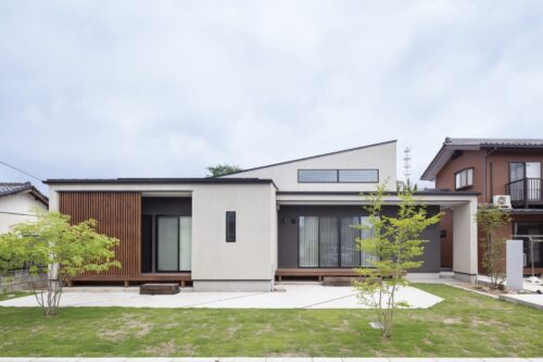 片流れ屋根と陸屋根の平屋