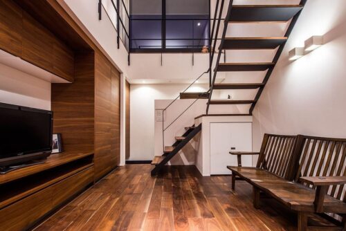オーダーメイドのテレビボードのある建て替えの家