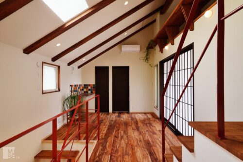 勾配天井の木目が美しい建て替えの家