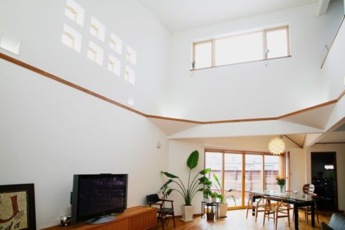 吹き抜けリビングのある建て替えの家