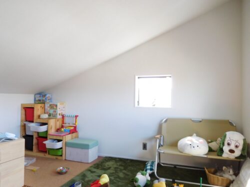 小屋裏の秘密基地の子供部屋