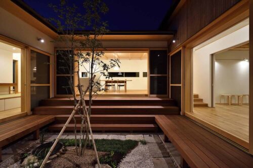 各居室からアクセス可能なおしゃれな平屋の中庭