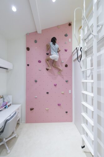 ボルダリングのある子供部屋