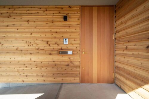 玄関建具がおしゃれな平屋の玄関