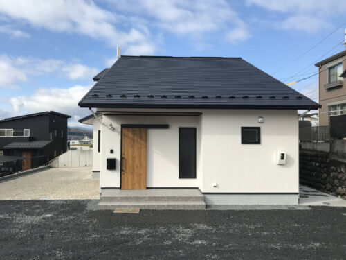 切り妻屋根が特徴のおしゃれな平屋の外観