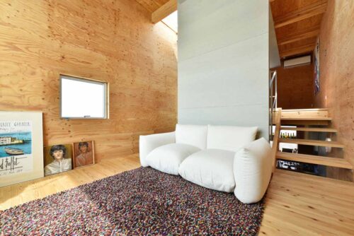 自転車とスキップフロアの狭小住宅