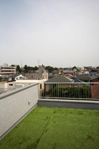 旗竿敷地の豊かな屋上のある家