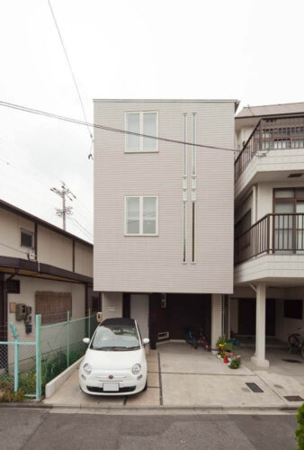 狭小地に建つ3階建て住宅