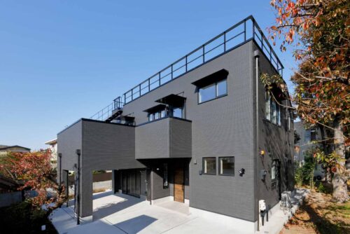 敷地を贅沢に使った屋上のある家