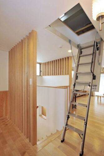 ロフトの屋根裏収納 