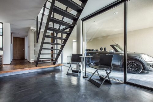 愛車を眺めなが過ごせる木造住宅のエントランス