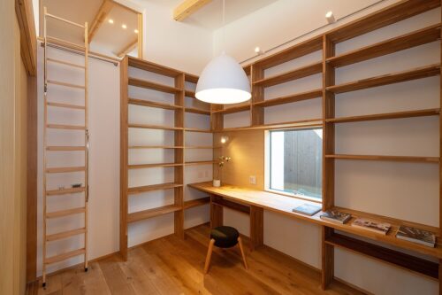 収納力の高い大きな本棚のある書斎