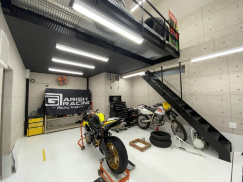 バイクやクルマを整備できるビルトインガレージ