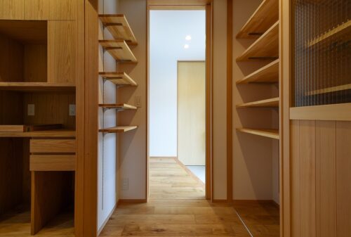 可動棚を採用した臨機応変に使用できるパントリー