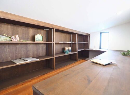 くつろげる落ち着いた空間の屋根裏部屋