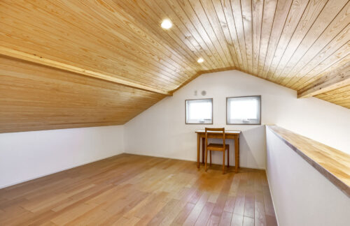無垢の板張り天井の屋根裏部屋
