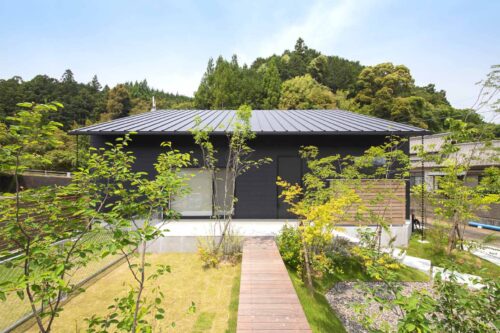 自然と調和するモダンでおしゃれな平屋
