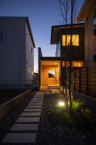 季節感を感じられる旗竿地の住まい