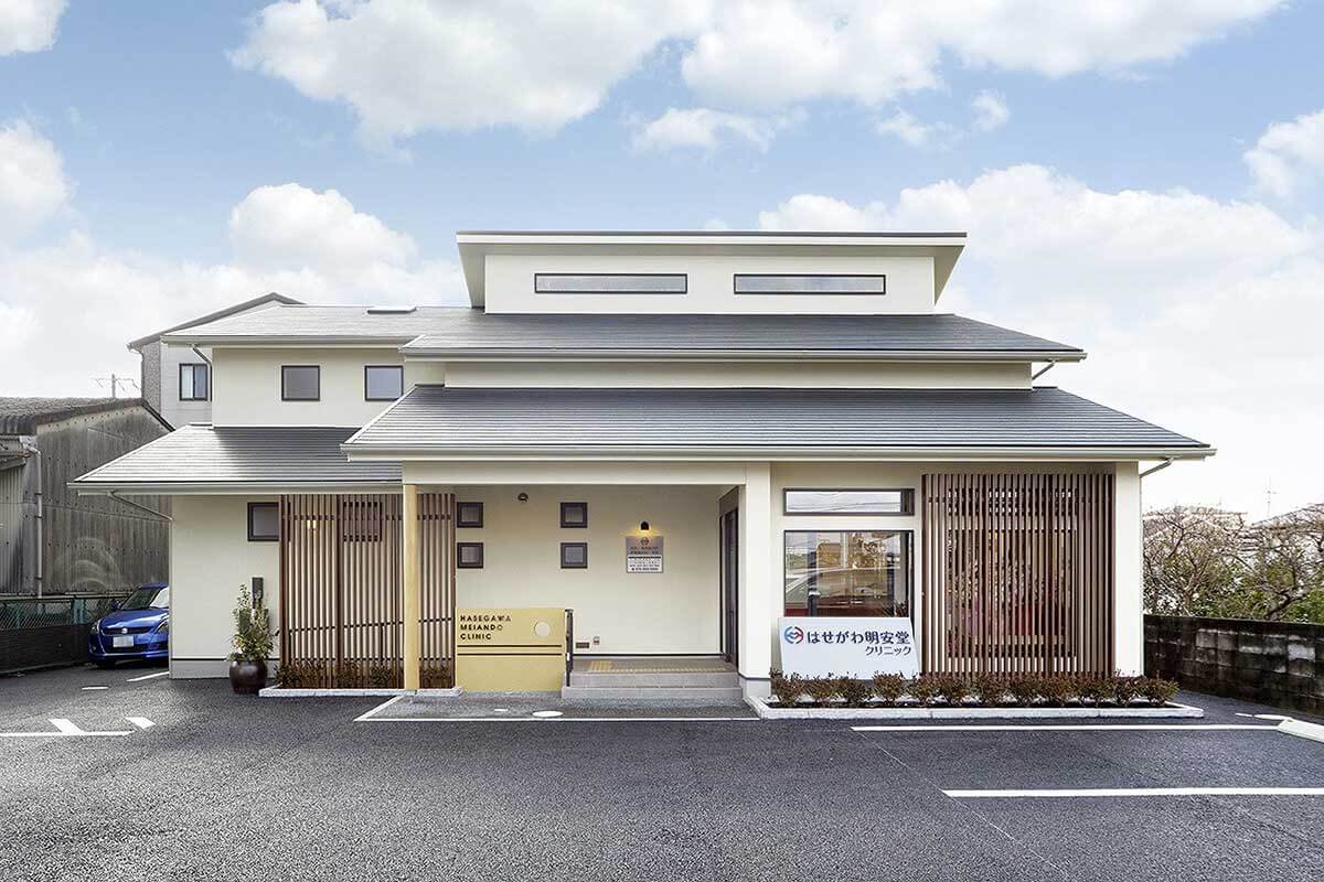 和モダンな店舗併用住宅の外観