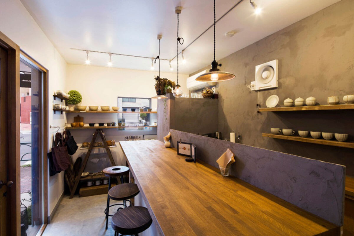 狭小の店舗併用住宅のカフェ