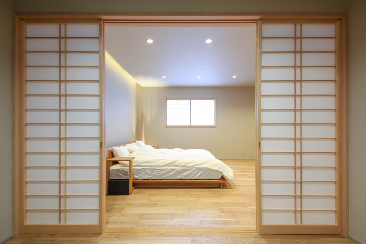 障子と間接照明が華やかな和モダンな寝室
