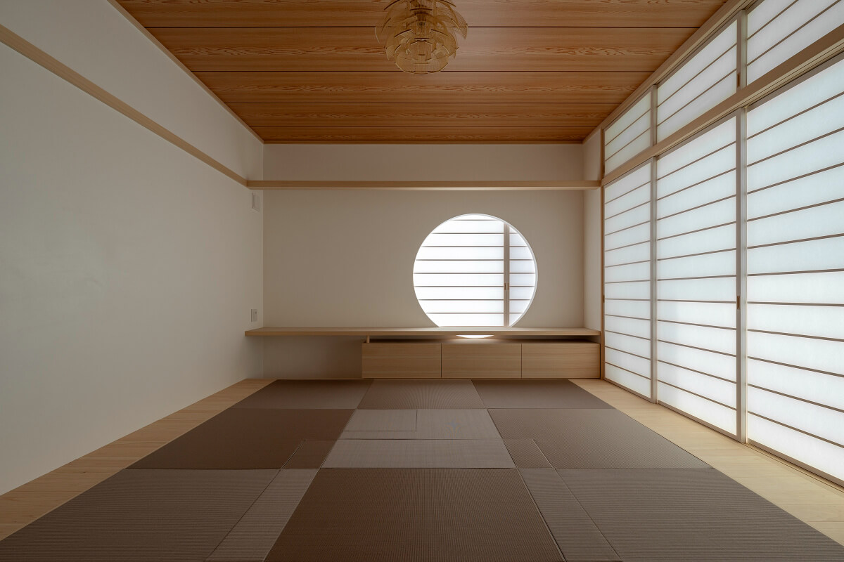 円窓ある柔らかな和室