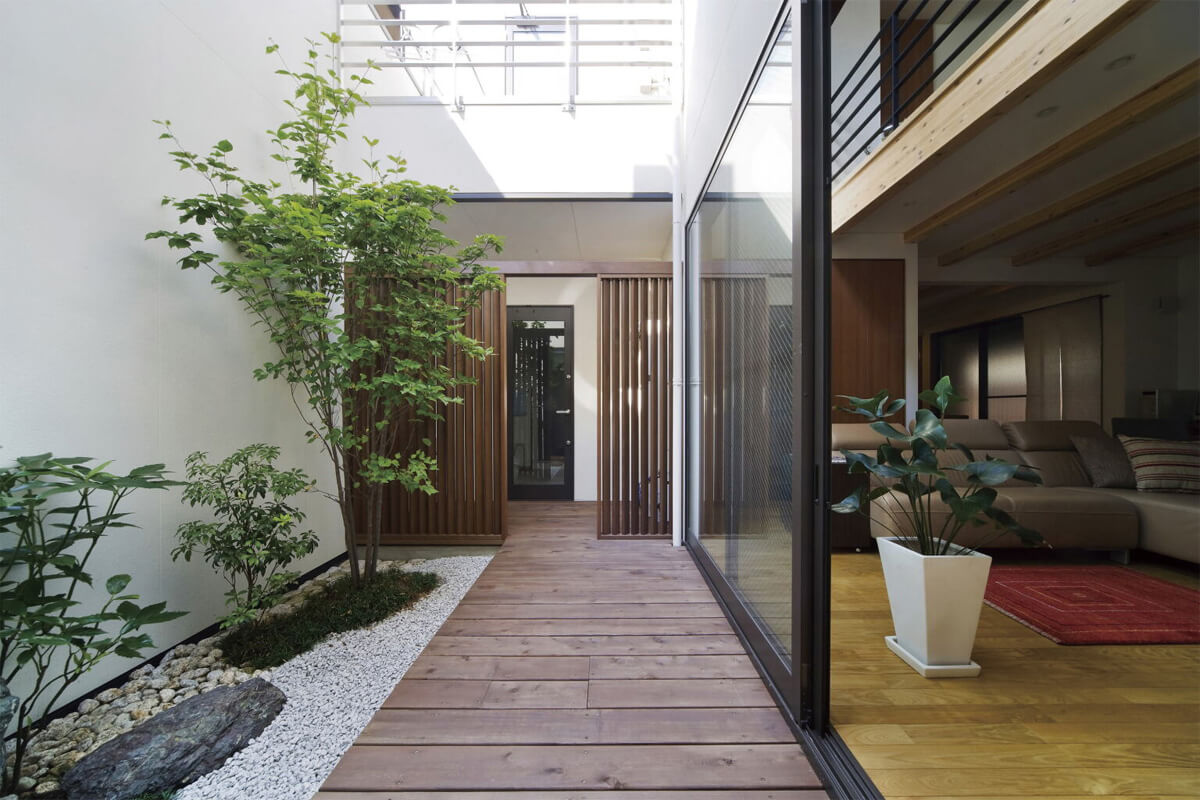オシャレで和モダンな中庭がある住宅