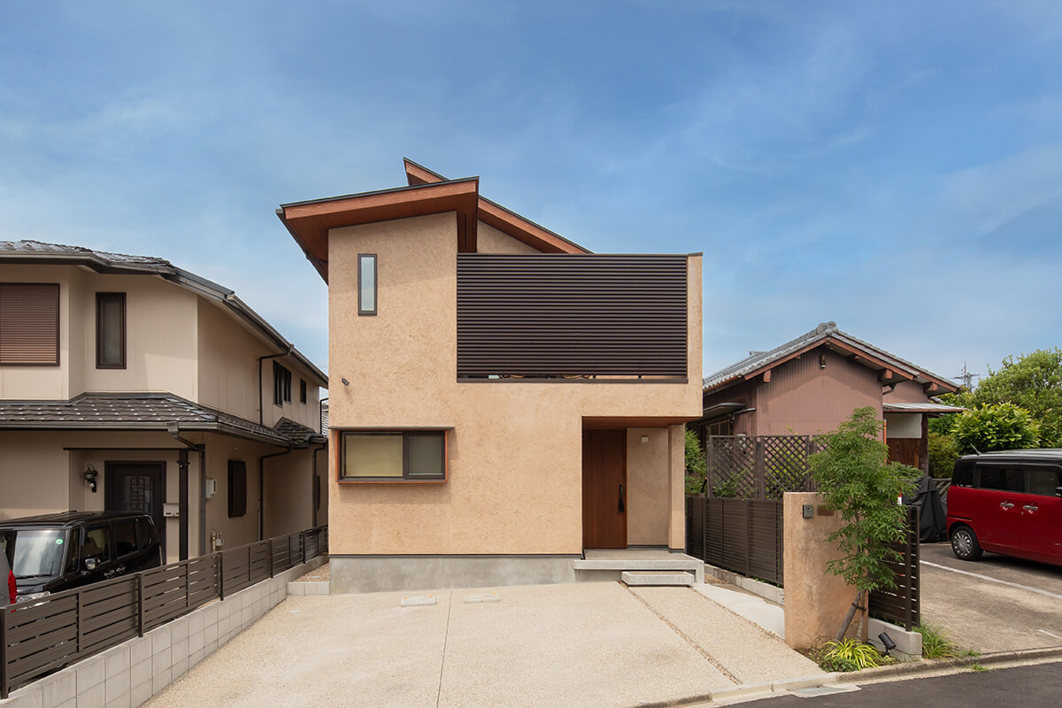 そとん壁のあたたかみがアクセントの外観