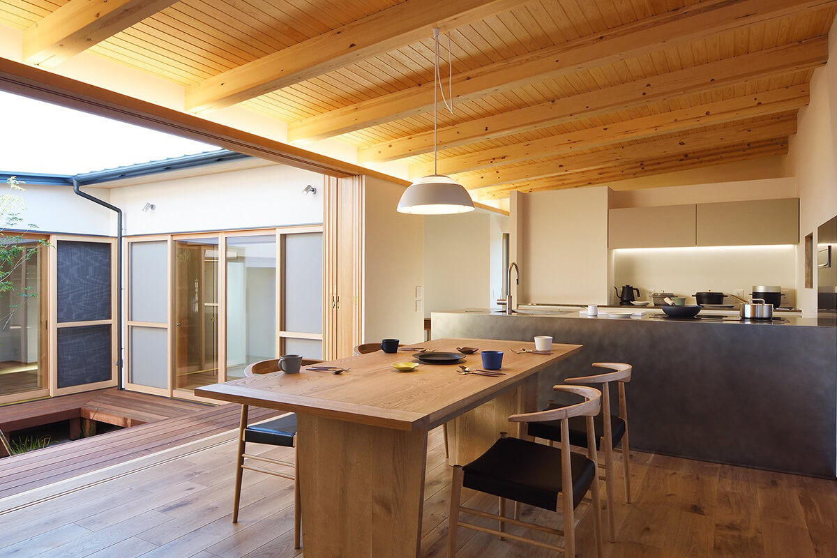 木のぬくもりを感じる開放的なリビング